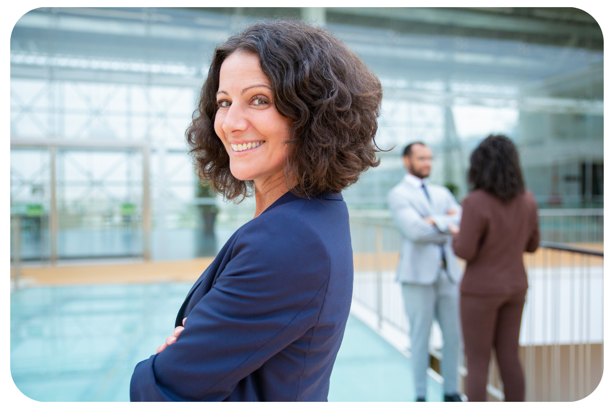 Professionnelle souriante dans un bureau